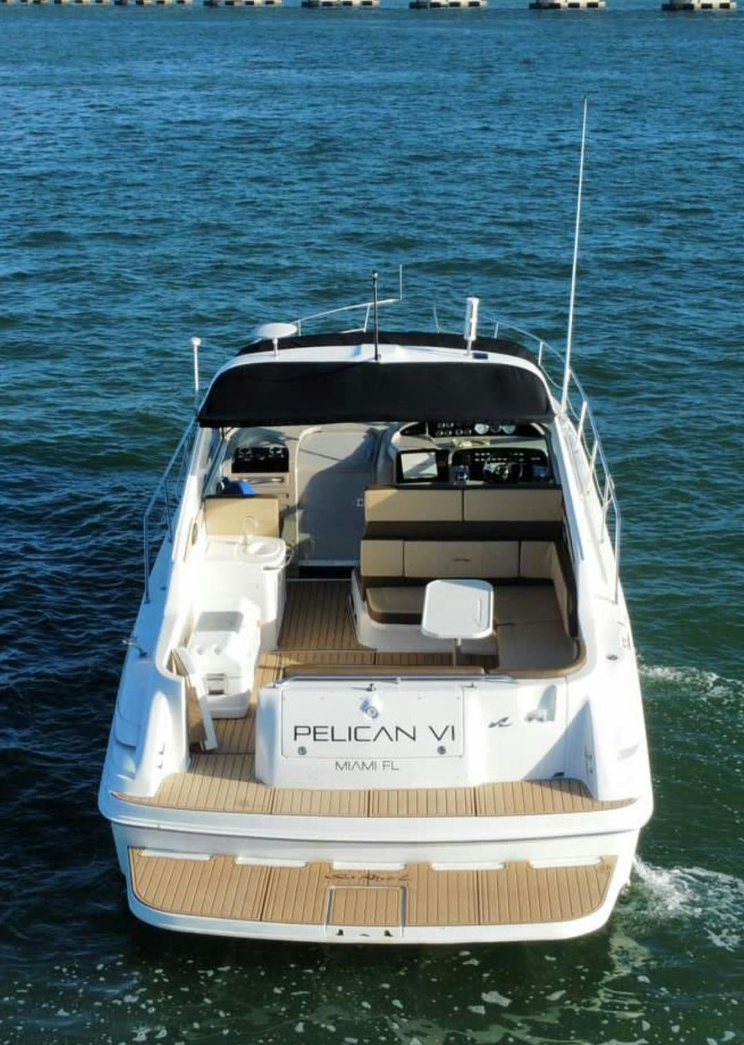 40 Pelica Vl luxury charter yacht - 3301 Rickenbacker Cswy, Miami, FL 33149, EE. UU.