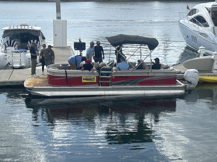 Avalon 25 ft pontoon with bluetooth, bimini