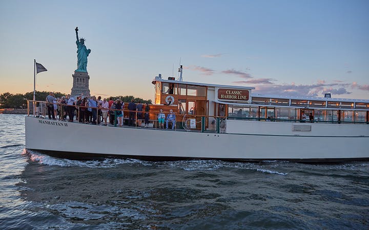 100 Manhattan luxury charter yacht - Chelsea Piers, New York, NY, USA