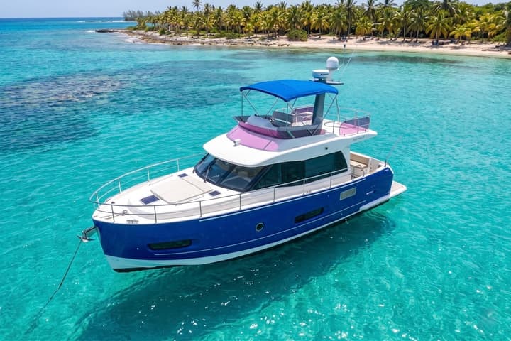 45 Azimut luxury charter yacht - Bill Bird Marina, Collins Avenue, Miami Beach, FL, USA