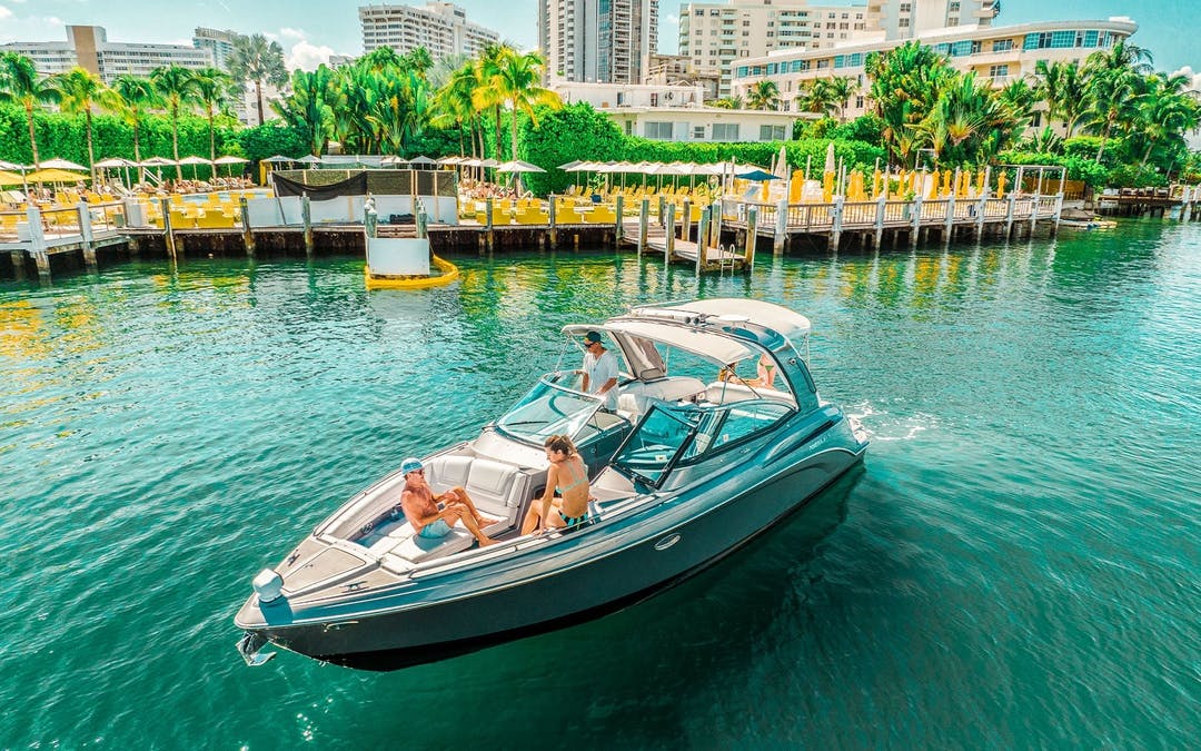 33' Formula luxury charter yacht - 5600 Collins Avenue, Miami, FL, USA - 3