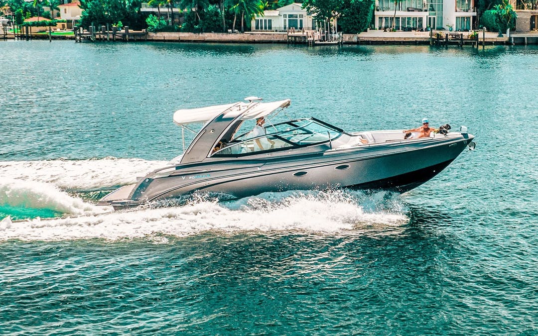 33' Formula luxury charter yacht - 5600 Collins Avenue, Miami, FL, USA - 1
