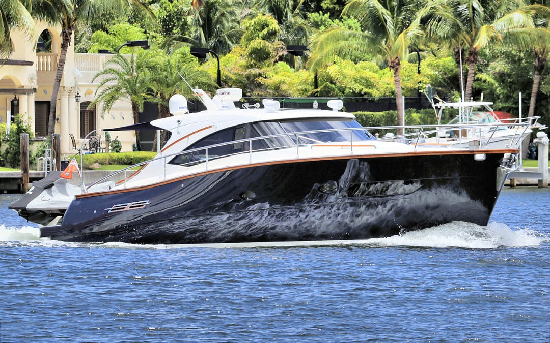 45' Austin Parker luxury charter yacht - 3040 NE 190th St, Aventura, FL 33180, USA - 1