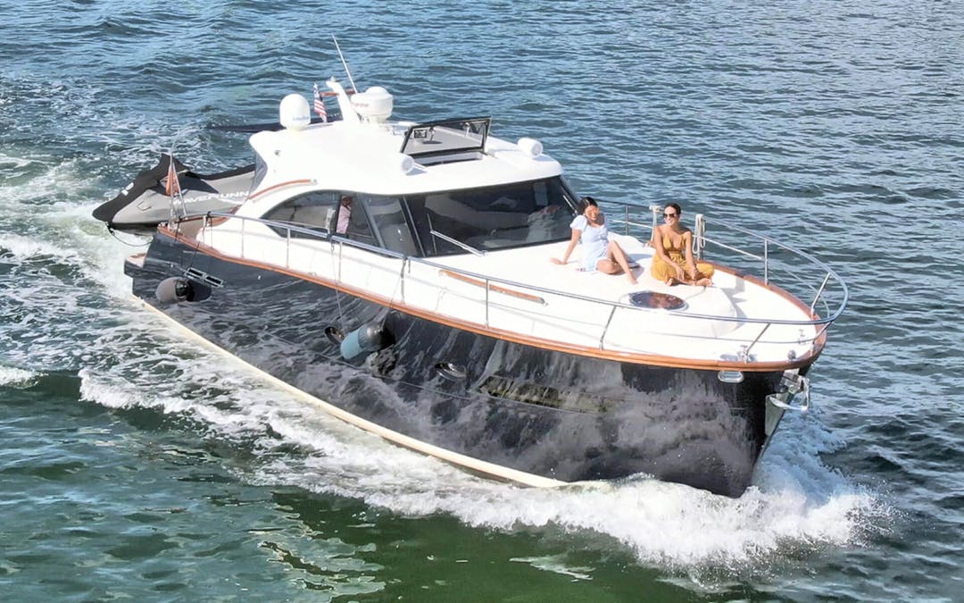 45' Austin Parker luxury charter yacht - 3040 NE 190th St, Aventura, FL 33180, USA - 3